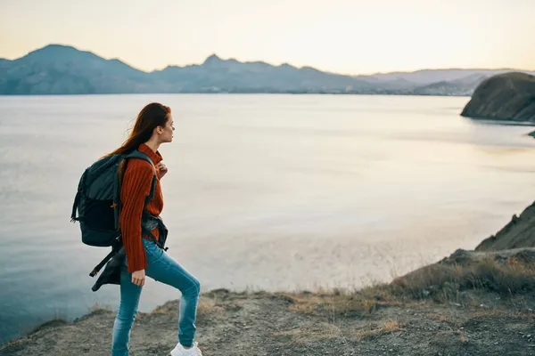 Жінка ходить з рюкзаком на спині, ходить по гірському ландшафту — стокове фото