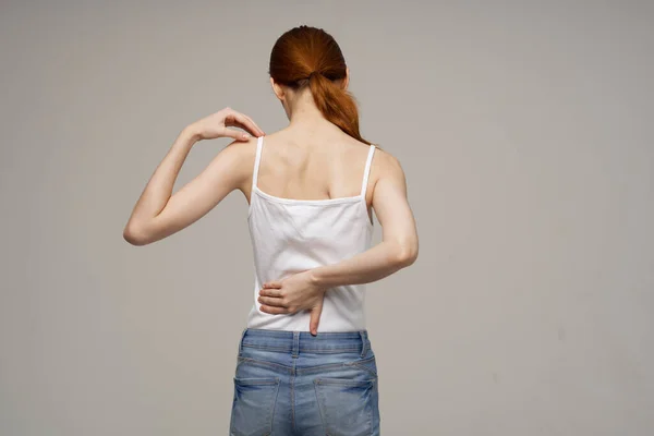 Nő hátfájás egészségügyi problémák csontritkulás izolált háttér — Stock Fotó