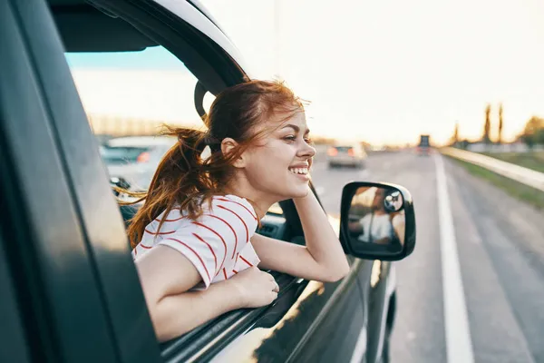 Vidám nő autós utazás friss levegő — Stock Fotó