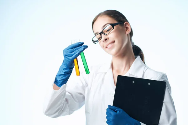 Kobieta lekarz badania biologia ekologia eksperyment izolowane tło — Zdjęcie stockowe