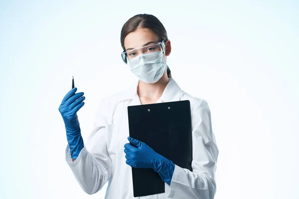 Kobieta lekarz rozwiązania chemiczne biolog badania izolowane tło — Zdjęcie stockowe