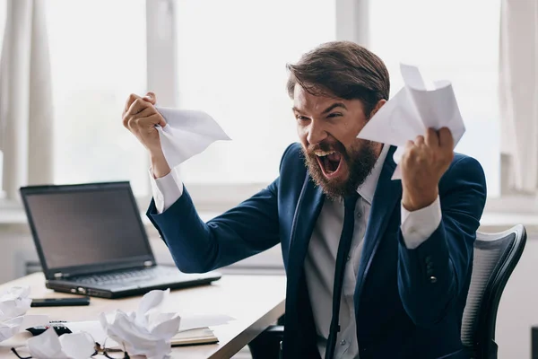 Gerente sentado em uma mesa na frente de um laptop estresse raiva profissional — Fotografia de Stock