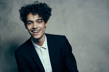 Siyah ceketli iş adamı poz veriyor.