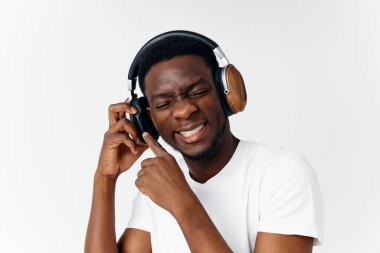 Kulaklıkla müzik dinleyen afro-amerikalı.