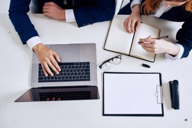 İş adamı ve kadın dizüstü bilgisayar ofis teknolojisi