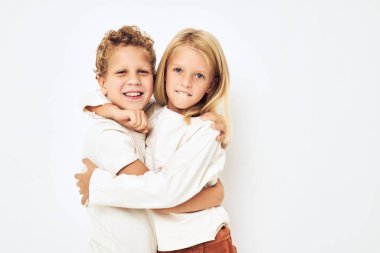 İzole edilmiş bir arka planda, kız ve erkek, neşeli, neşeli arkadaşlar.