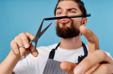 Önlüklü adam güzellik salonu. Profesyonel.