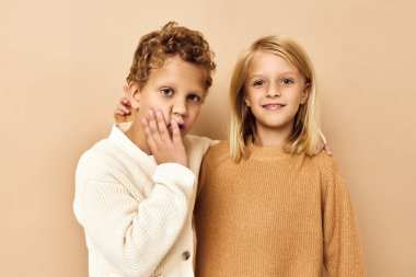 Sevimli çocukların portresi kahkahalar dostluk izole edilmiş arka plan