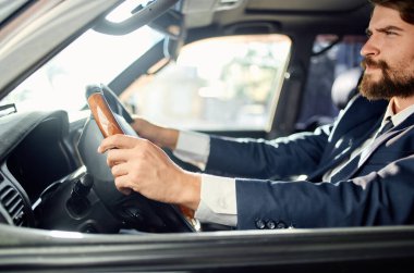 Sakallı adam lüks bir hayat tarzı araba kullanıyor.