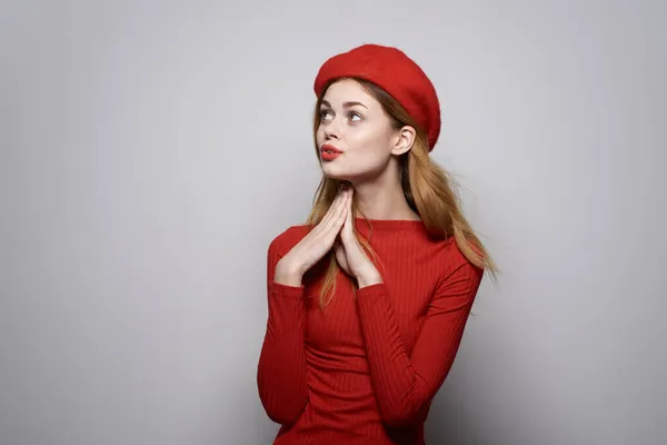 Mujer alegre con una gorra roja en su cabeza glamour estudio posando — Foto de Stock