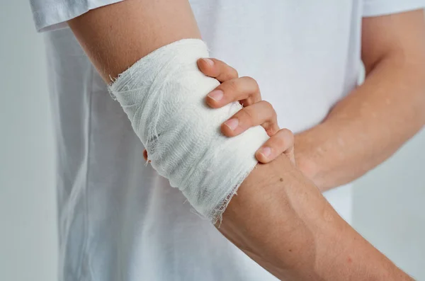 Paciente masculino vendado lesión en la mano a los dedos medicina hospitalaria —  Fotos de Stock