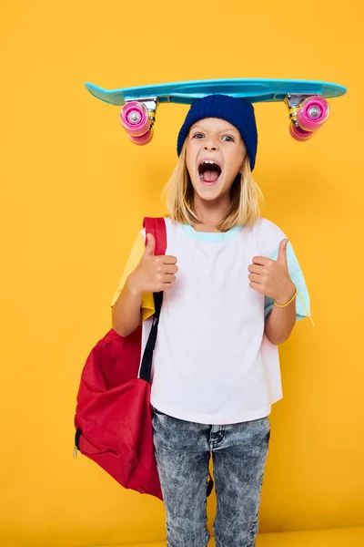 Porträt eines Mädchens mit einem Skateboard auf dem Kopf — Stockfoto