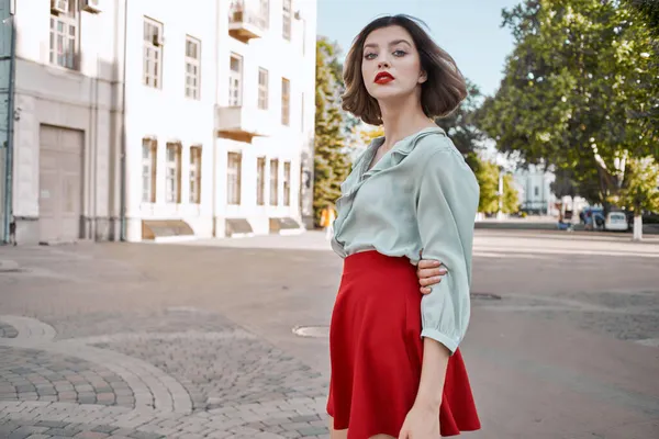 Mujer alegre en una falda roja ciudad paseo diversión ocio estilo de vida — Foto de Stock