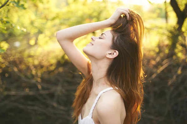 Bonita mujer en camiseta blanca naturaleza verde hojas verano posando —  Fotos de Stock