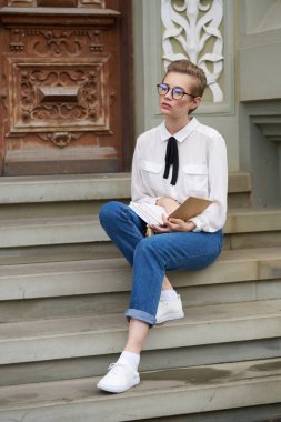 Binanın yakınındaki sokakta kalan öğrenci. Yaşam tarzı.