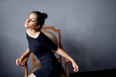 Model pozu veren güzel bir kadın. Dekorasyon, gülümseme, yaşam tarzı.