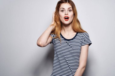 Neşeli kadın saç stili neşesi. Moda pozu. Çekici görünüyor.