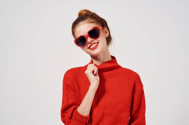 şık bir kadın. Kırmızı dudaklar açık arkaplan.