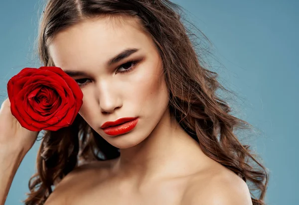 Jolie femme épaules nues fleur rouge peau propre posant — Photo