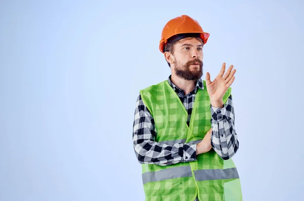 Homem emocional em laranja duro chapéu construção profissional azul fundo — Fotografia de Stock