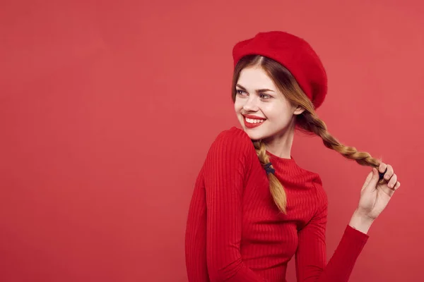 Vacker kvinna med en röd mössa på huvudet glamour studio poserar — Stockfoto