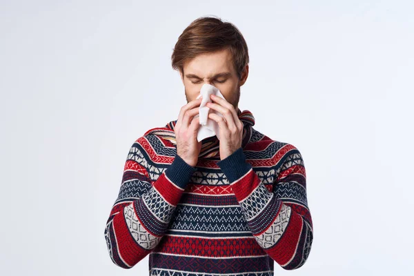 Homem doente limpando o nariz com um estúdio vírus infecção lenço — Fotografia de Stock