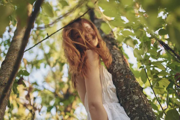 Vidám vörös hajú nő az erdőben, közel a fa természet nyár — Stock Fotó