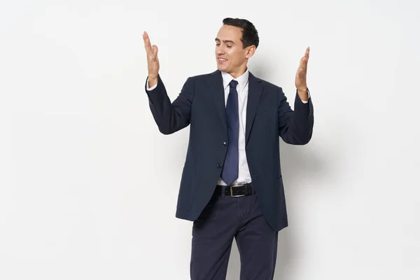Mann im Anzug gestikuliert mit den Händen selbstbewusst Finanzprofis — Stockfoto