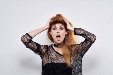 Neşeli kadın moda saç stili dekorasyonu kozmetik ışıklandırma arka planı