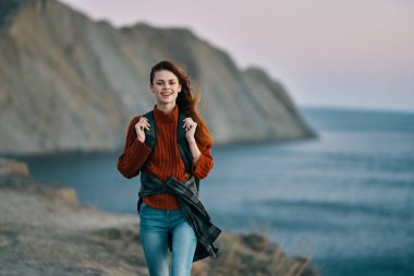 Kadın doğada seyahat ediyor. Sırt çantası özgürlük manzarası.