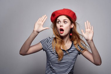 Kırmızı şapkalı güzel bir kadın. Fransa Avrupa modası. Yaz pozu.