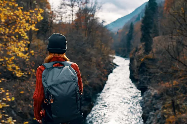 Vrouw toeristisch rugzak rivier bergen herfst — Stockfoto