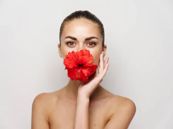 Csinos nő piros virág vágott kilátás csupasz vállak tiszta bőr — Stock Fotó