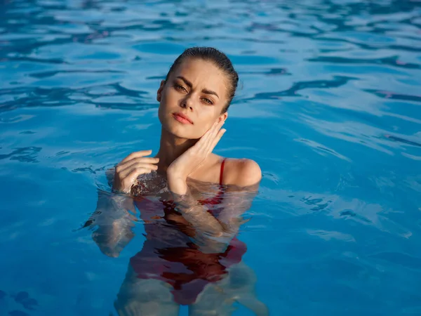 Красивая женщина в красных купальниках бассейн роскошь отдыха косметика — стоковое фото