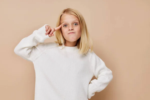 Positief klein meisje praten op de telefoon technologie op een beige achtergrond — Stockfoto