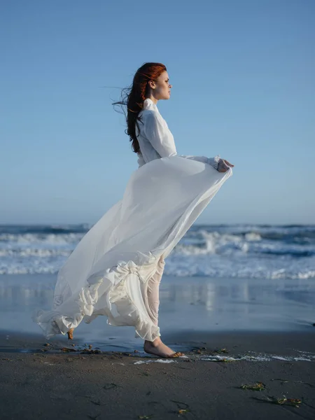 Όμορφη γυναίκα σε λευκό φόρεμα από τον ωκεανό θέτοντας διακοπές — Φωτογραφία Αρχείου