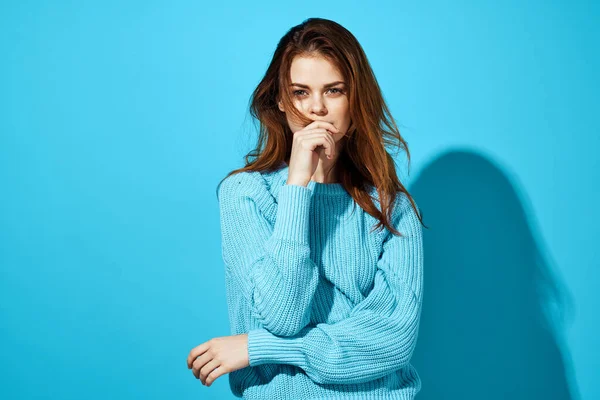 Bella donna in un maglione blu sfondo isolato — Foto Stock