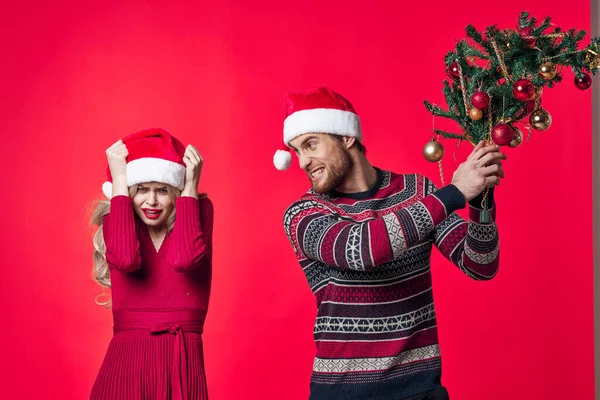 Весела молода пара різдвяні прикраси святковий спосіб життя — стокове фото