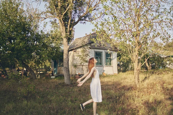 Nő fehér ruhában nyár vidék természet Életmód — Stock Fotó