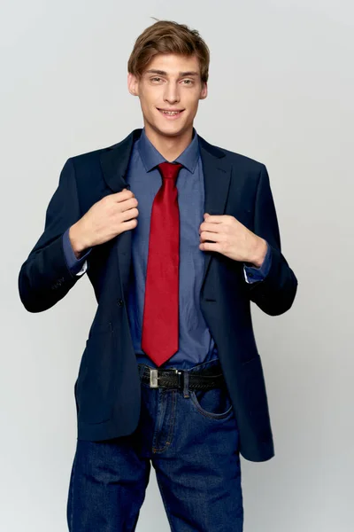 Uomo d'affari in abito classico raddrizza la giacca e sguardo ritagliato — Foto Stock