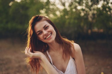 Beyaz elbiseli kadın doğa ağaçları tatil yaşam tarzı