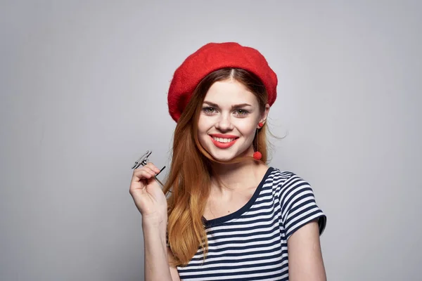 Française portant un chapeau rouge maquillage mode posant style de vie — Photo