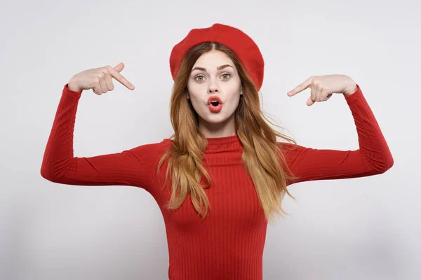 Glad kvinna med en röd hatt på huvudet glamour isolerad bakgrund — Stockfoto