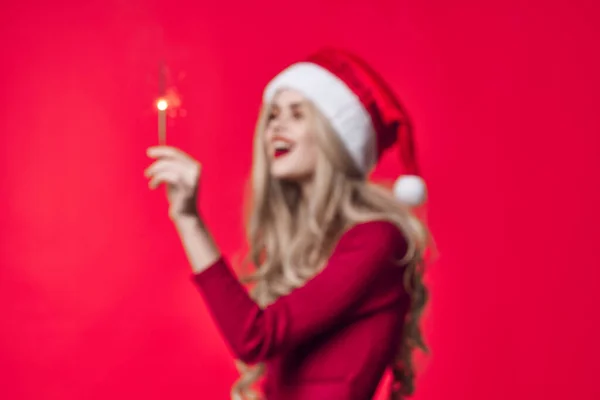 Kvinna i jul kläder glittrar känslor mode röd bakgrund — Stockfoto