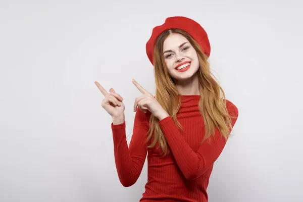 빨간 스웨터를 입고 있는 아름다운 여인 이 독특 한 배경을 가지고 있다 — 스톡 사진