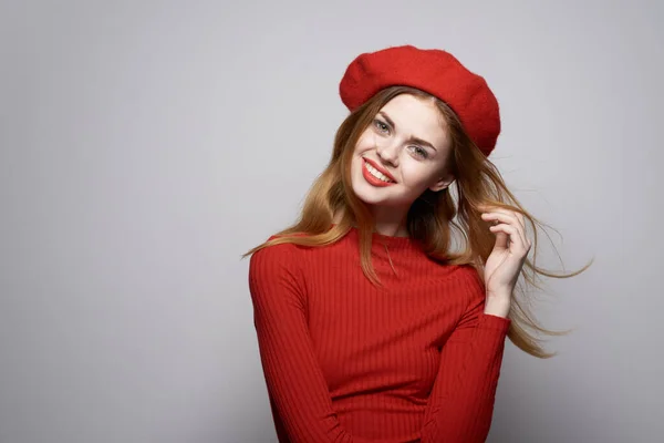 Hermosa mujer con una gorra roja en su cabeza glamour estudio posando —  Fotos de Stock