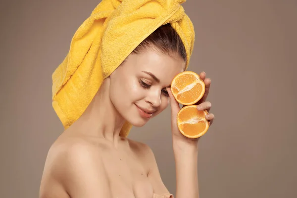 Wanita cantik dengan tubuh telanjang kulit bersih mandarin di tangan — Stok Foto