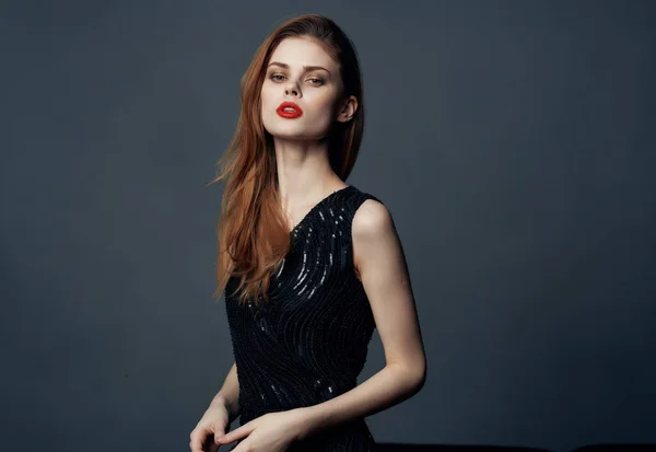 Hübsche Frau in schwarzem Kleid posiert Glamour dunklen Hintergrund Modell — Stockfoto