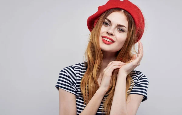 Glad kvinna bär en röd hatt makeup Frankrike Europa mode poserar sommar — Stockfoto