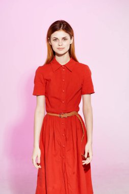 Kırmızı elbiseli kadın stüdyo yaşam tarzı cazibeli duygular